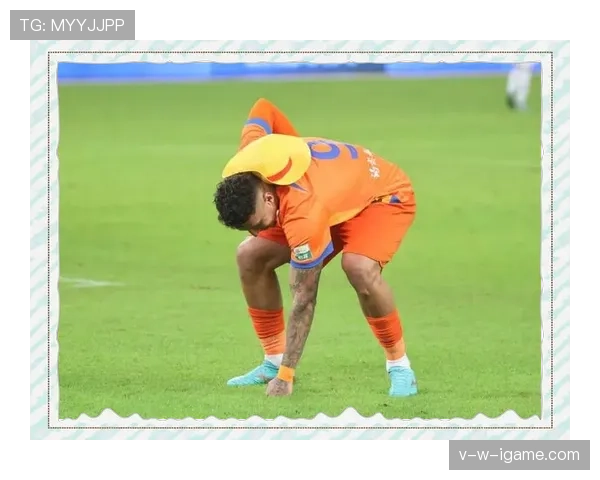 山东泰山克雷桑帽子引发关注，球迷热议其独特造型