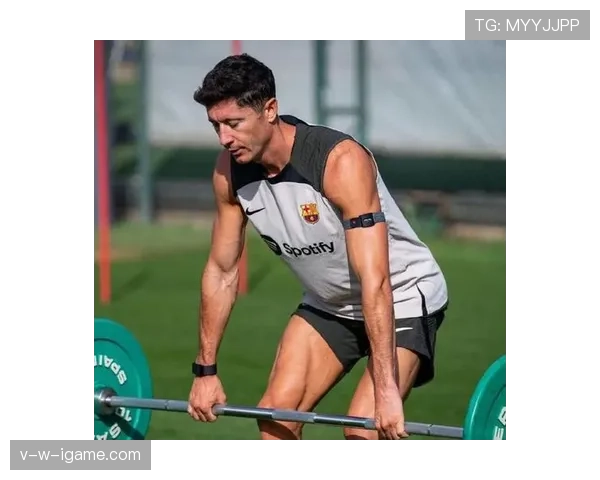 凯恩与莱万:效率与战术角色的关键差异解析 凯恩与莱万:效率与战术角色的关键差异解析