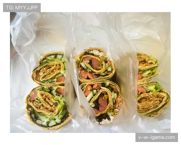 刚看到熊朝忠西装照觉得稳，下一秒他在路边摊狼吞煎饼，世界观掉了