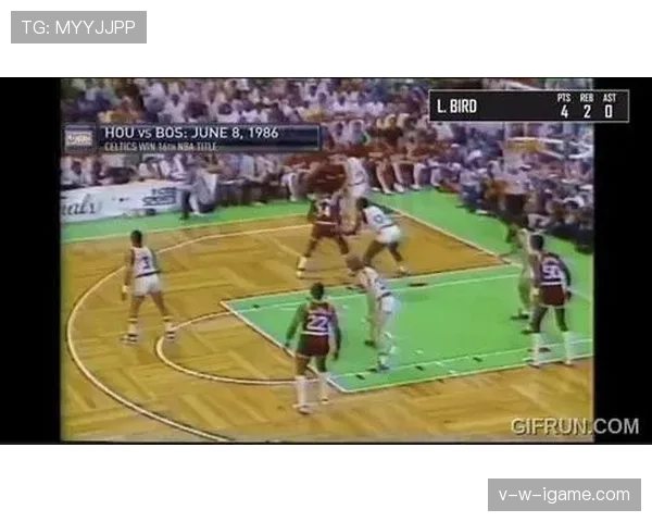 伯德无球跑动牵制防守，拉开空间改变绿军进攻结构