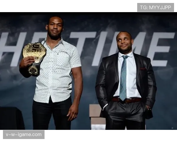 乔恩·琼斯穿睡衣在客厅摊开合同那一刻，冠军光环被生活笑翻了